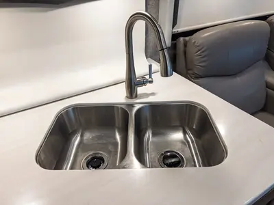 2021 Thor Motor Coach Omni photo 13