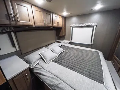 2021 Thor Motor Coach Omni photo 18