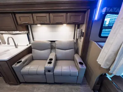 2021 Thor Motor Coach Omni photo 8