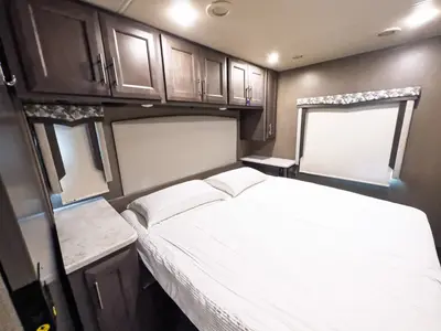2022 Thor Motor Coach Magnitude photo 17