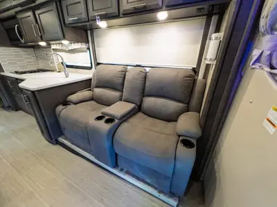 2022 Thor Motor Coach Magnitude photo 8
