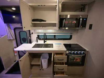 2027 Thor Motor Coach Omni photo 9