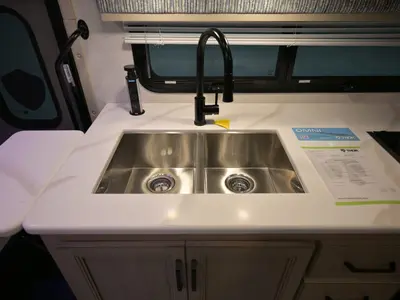 2027 Thor Motor Coach Omni photo 10