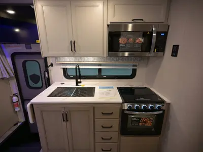 2027 Thor Motor Coach Omni photo 8