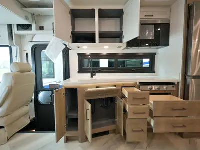 2027 Fleetwood Bounder photo 9