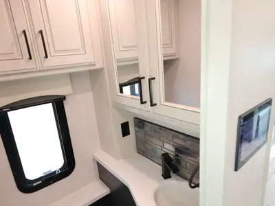 2027 Fleetwood Discovery LXE photo 18