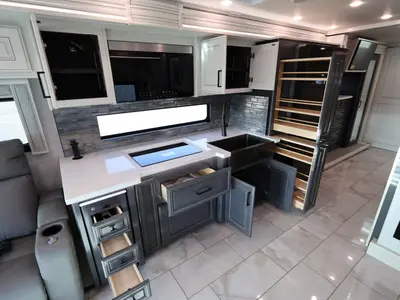 2027 Fleetwood Discovery LXE photo 16