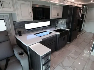2027 Fleetwood Discovery LXE photo 11