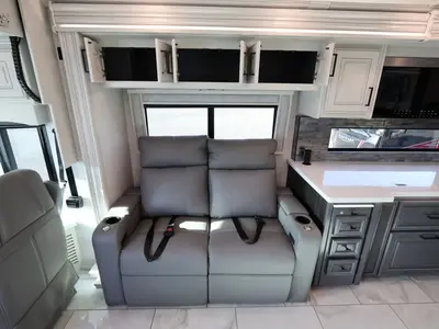 2027 Fleetwood Discovery LXE photo 10