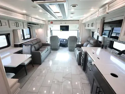 2027 Fleetwood Discovery LXE photo 3