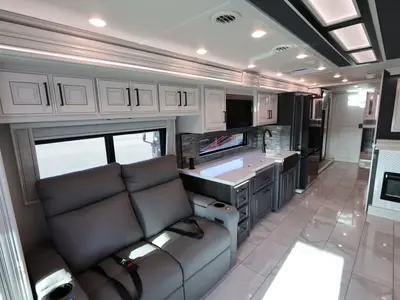 2027 Fleetwood Discovery LXE photo 8