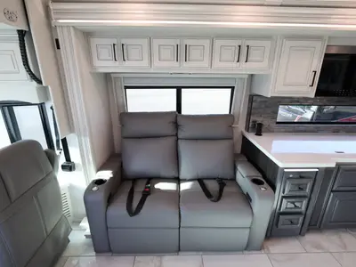 2027 Fleetwood Discovery LXE photo 9