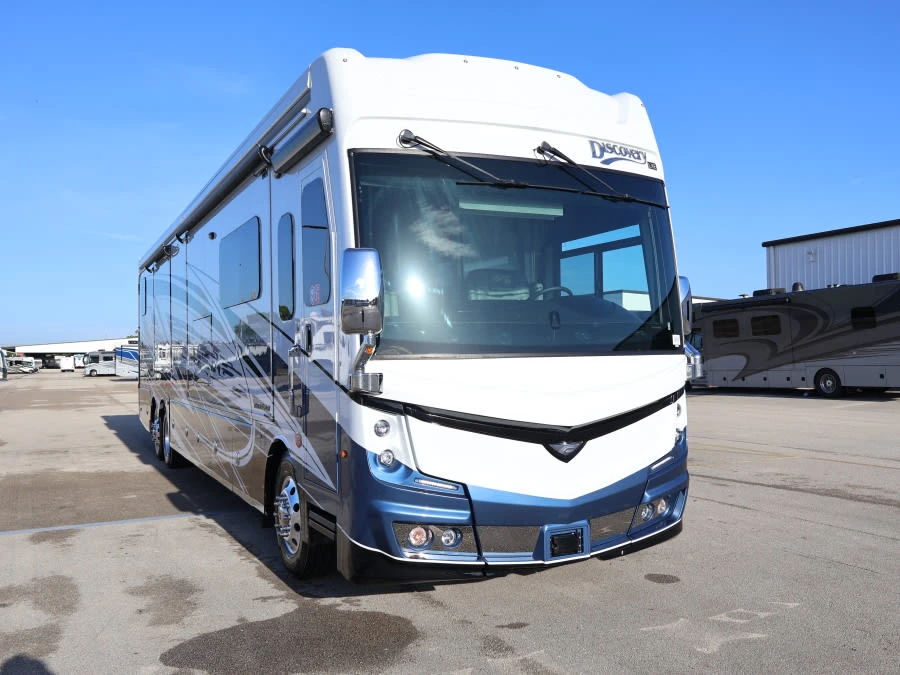 2027 Fleetwood Discovery LXE exterior