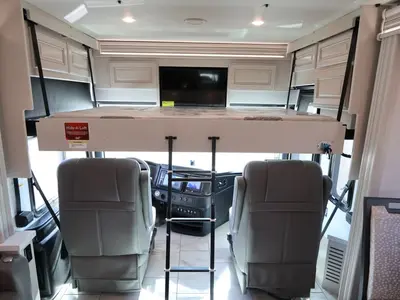 2027 Fleetwood Discovery LXE photo 5