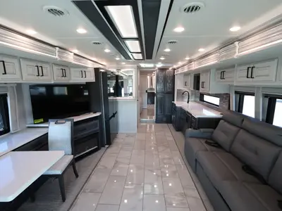 2027 Fleetwood Discovery LXE photo 6