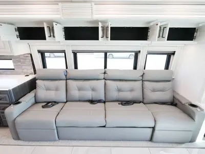 2027 Fleetwood Discovery LXE photo 9