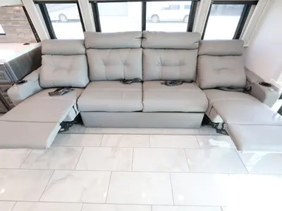 2027 Fleetwood Discovery LXE photo 10