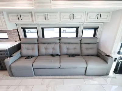 2027 Fleetwood Discovery LXE photo 8