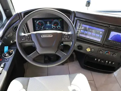 2027 Fleetwood Discovery LXE photo 2