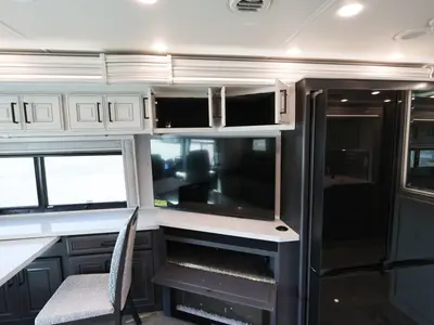 2027 Fleetwood Discovery LXE photo 20