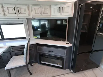 2027 Fleetwood Discovery LXE photo 19