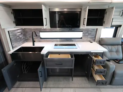 2027 Fleetwood Discovery LXE photo 16