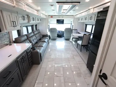 2027 Fleetwood Discovery LXE photo 3