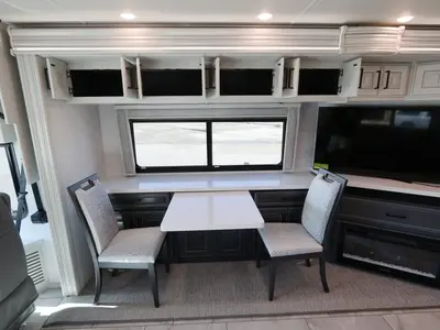 2027 Fleetwood Discovery LXE photo 18