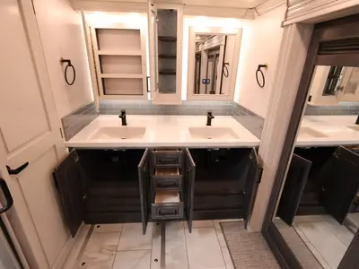 2027 Fleetwood Discovery LXE photo 28