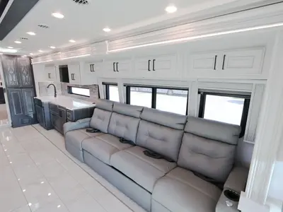 2027 Fleetwood Discovery LXE photo 7