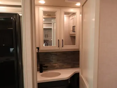 2027 Fleetwood Discovery LXE photo 23