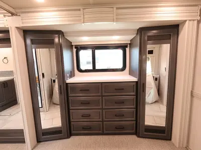 2027 Fleetwood Discovery LXE photo 25