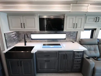 2027 Fleetwood Discovery LXE photo 15