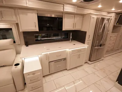 2027 Fleetwood Discovery photo 12