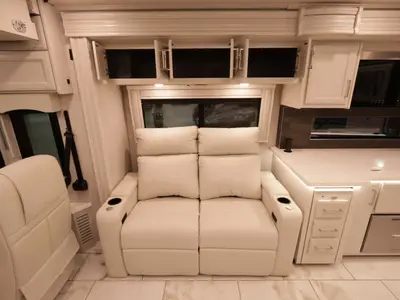 2027 Fleetwood Discovery photo 10