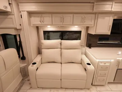 2027 Fleetwood Discovery photo 9