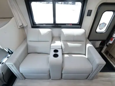 2027 Thor Motor Coach Omni photo 17