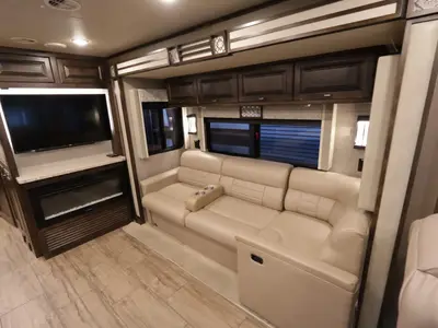 2019 Tiffin Motorhomes Allegro photo 16