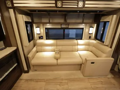 2019 Tiffin Motorhomes Allegro photo 18