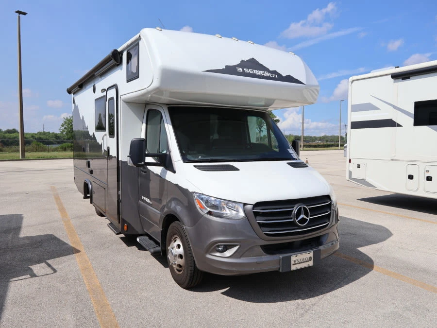 2024 Dynamax Corp Isata 3 Series exterior