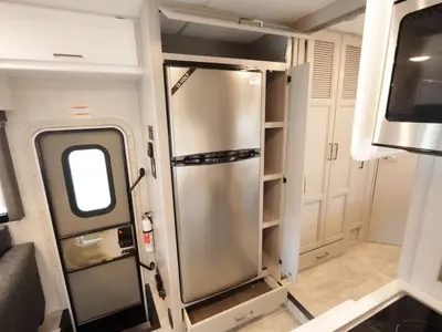 2025 Thor Motor Coach Quantum photo 19