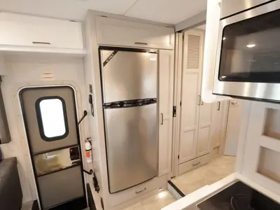 2025 Thor Motor Coach Quantum photo 18