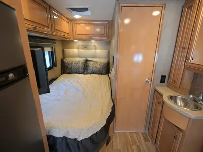 2018 Thor Motor Coach Synergy photo 21