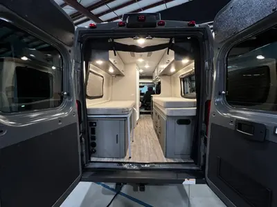 2025 Thor Motor Coach Dazzle photo 2