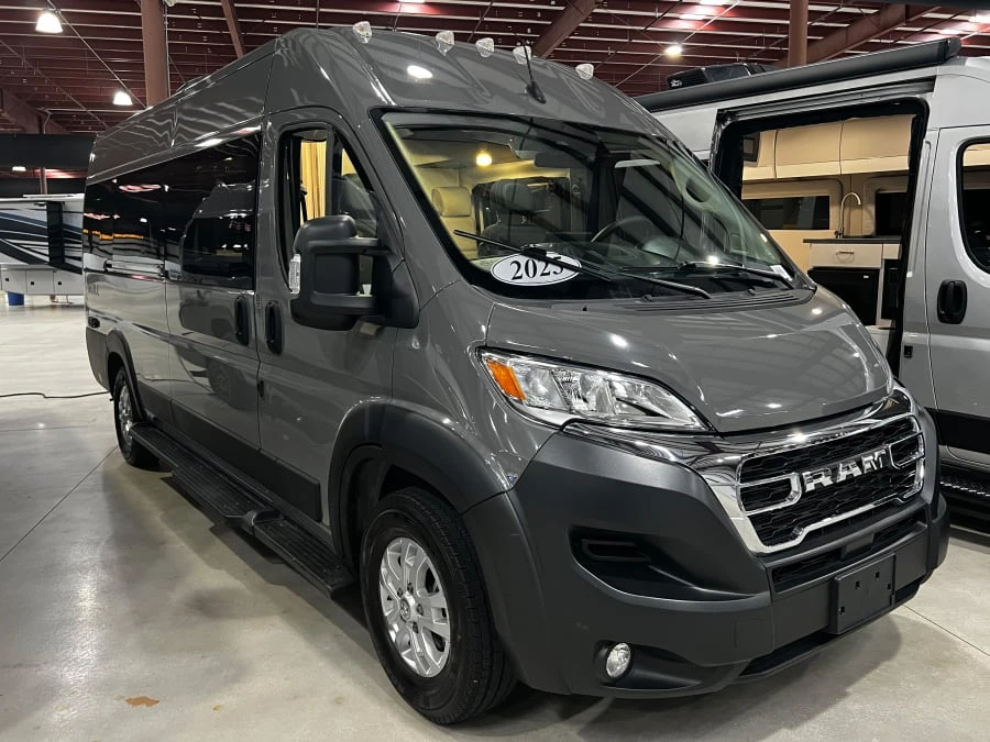 2025 Thor Motor Coach Dazzle exterior