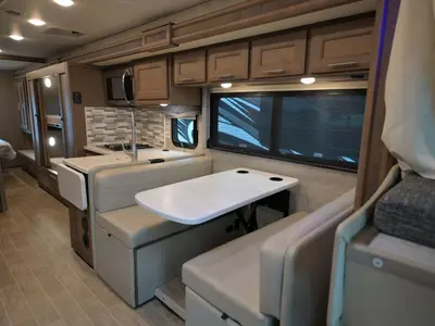 2021 Thor Motor Coach Omni photo 8