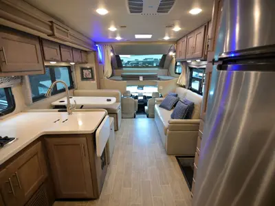 2021 Thor Motor Coach Omni photo 3