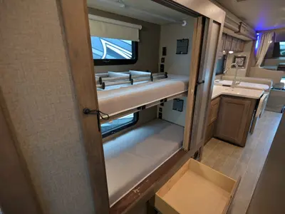 2021 Thor Motor Coach Omni photo 17