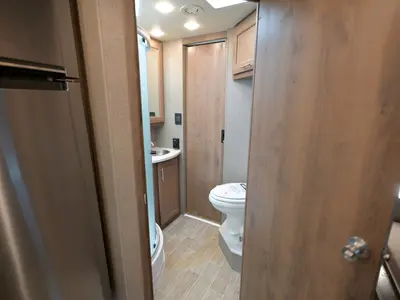 2021 Thor Motor Coach Omni photo 24