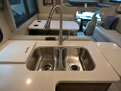 2021 Thor Motor Coach Omni photo 13